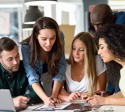 Grupo de trabajadores debatiendo sobre el Employee Journey Map