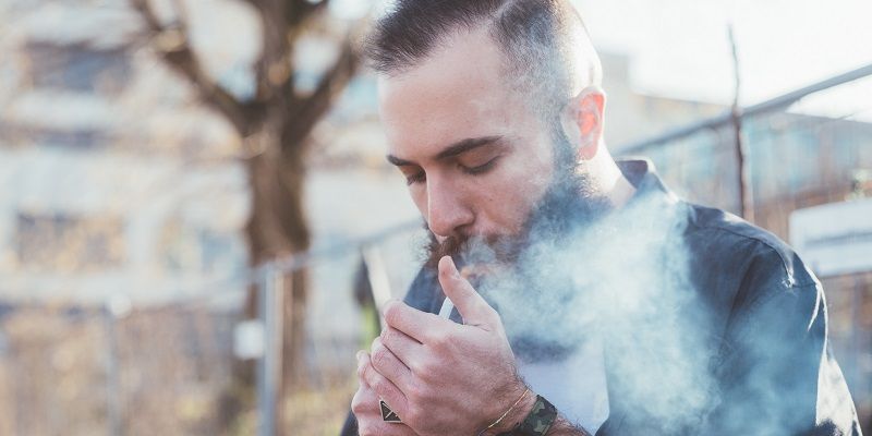 ¿Hay que fichar en las pausas para fumar o tomar el café?