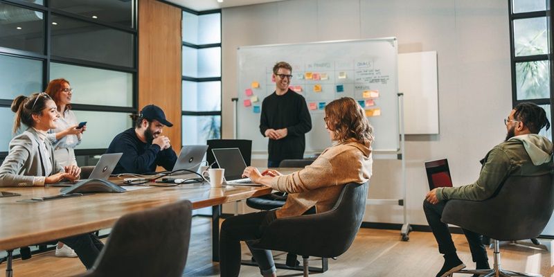 Cómo conseguir que tus empleados se sientan conectados emocionalmente con el trabajo