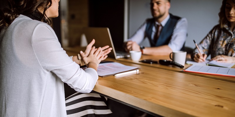 ¿Se puede contratar a alguien sin permiso de trabajo?