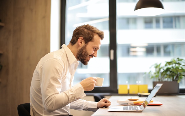 ¿Cuántos días de trabajo presencial son necesarios en el modelo híbrido?