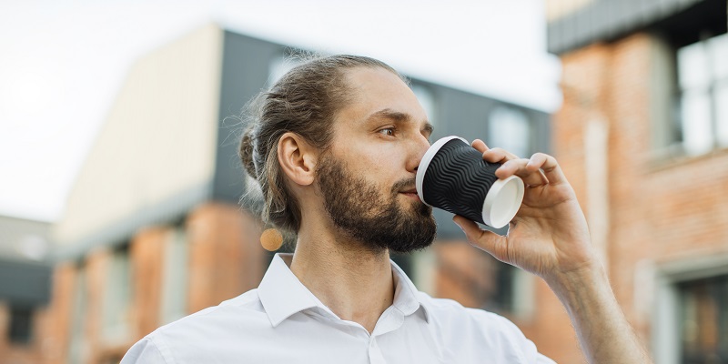 ¿Hay que fichar en las pausas para fumar o tomar el café?